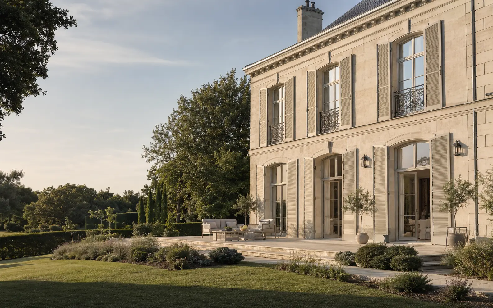 Demeure française en pierre ouverte sur un jardin paysager